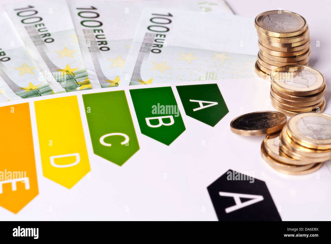 Energieeffizienz-Label, Euro-Münzen und Euro-Banknoten. Stockfoto