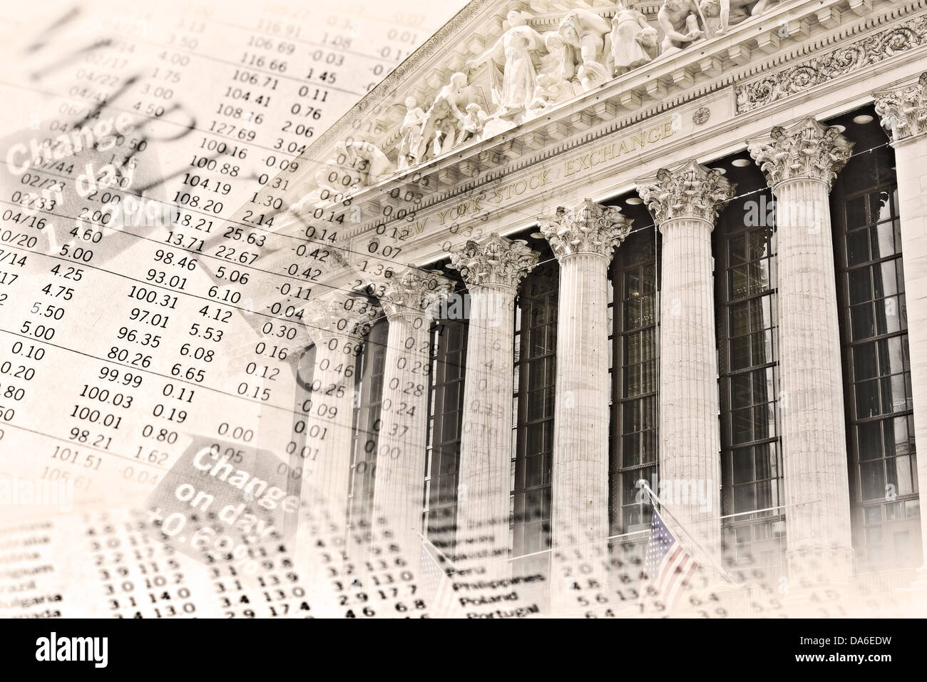 Das Gebäude der New York Stock Exchange und der Aktienkurs-Tabellen. Stockfoto