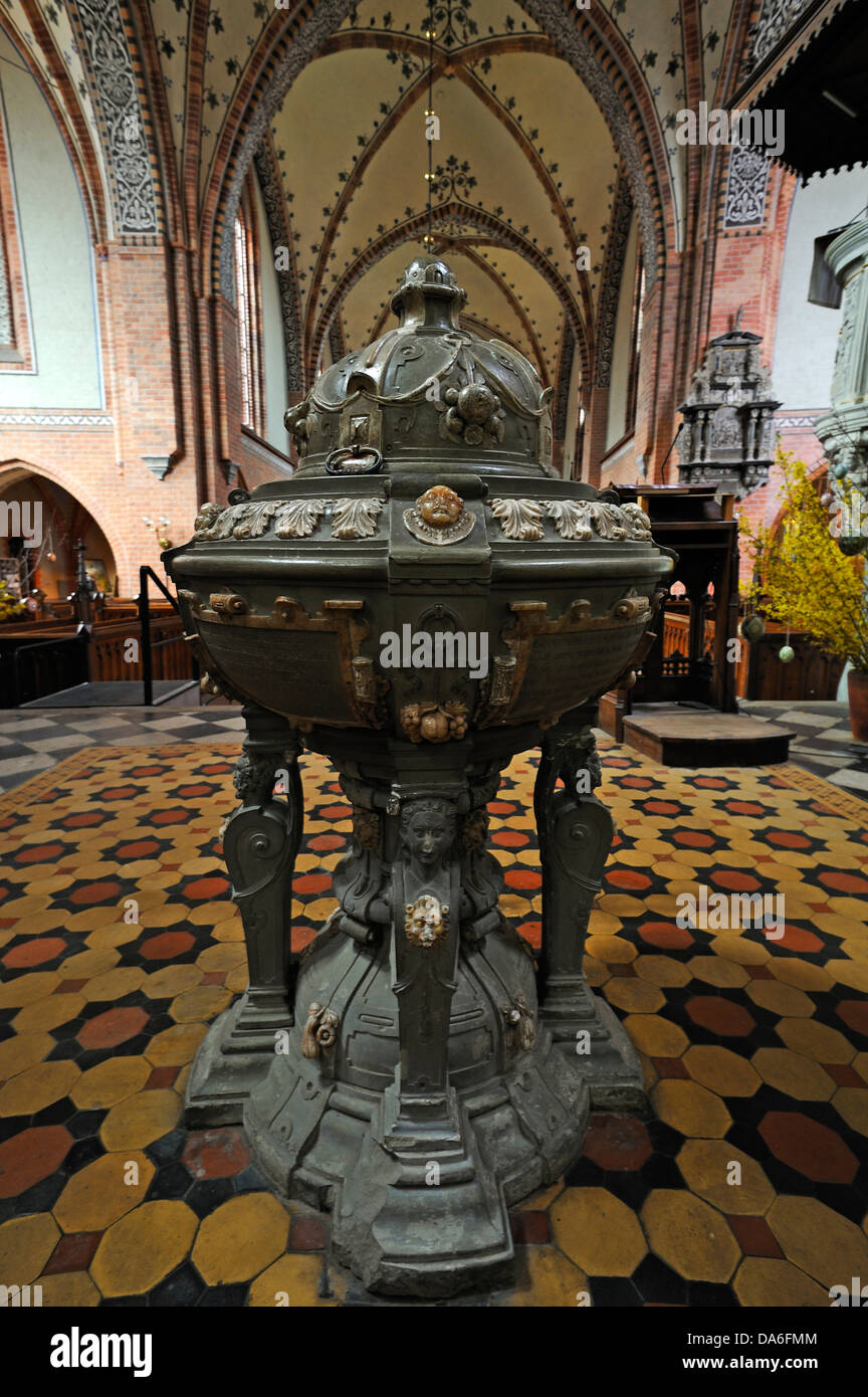 Renaissance-Taufstein aus dem Jahr 1592 in der Kathedrale von Güstrow Stockfoto Renaissance-Taufstein aus dem Jahr 1592 in der Kathedrale von Güstrow Stockfoto
