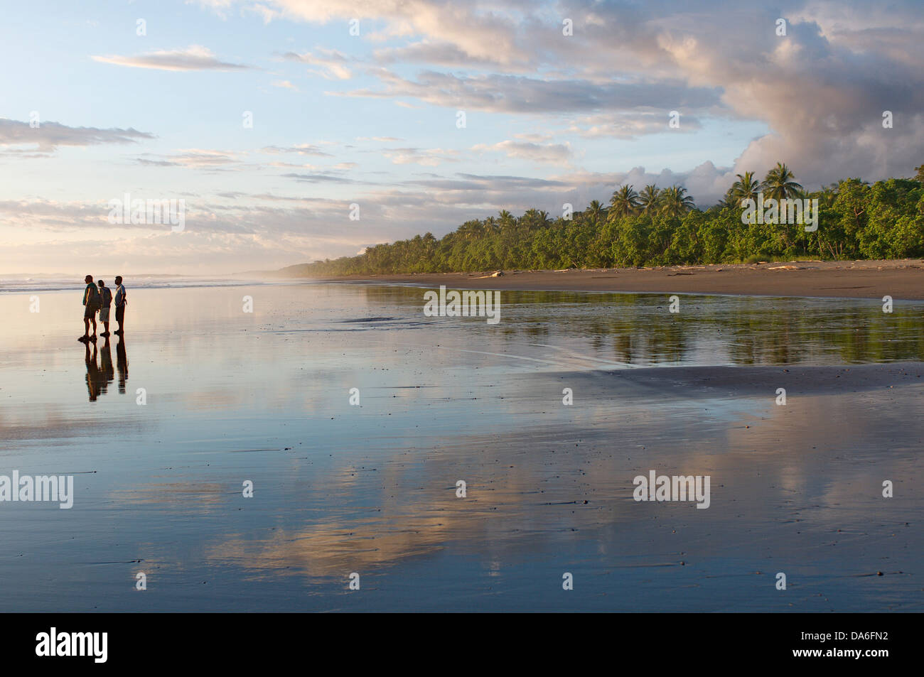 Strand, Abend, Sonnenuntergang, romantisch, stimmungsvoll, Ruhe, abends, Costa Rica, Pacific, Meer, Natur, tropische Stockfoto