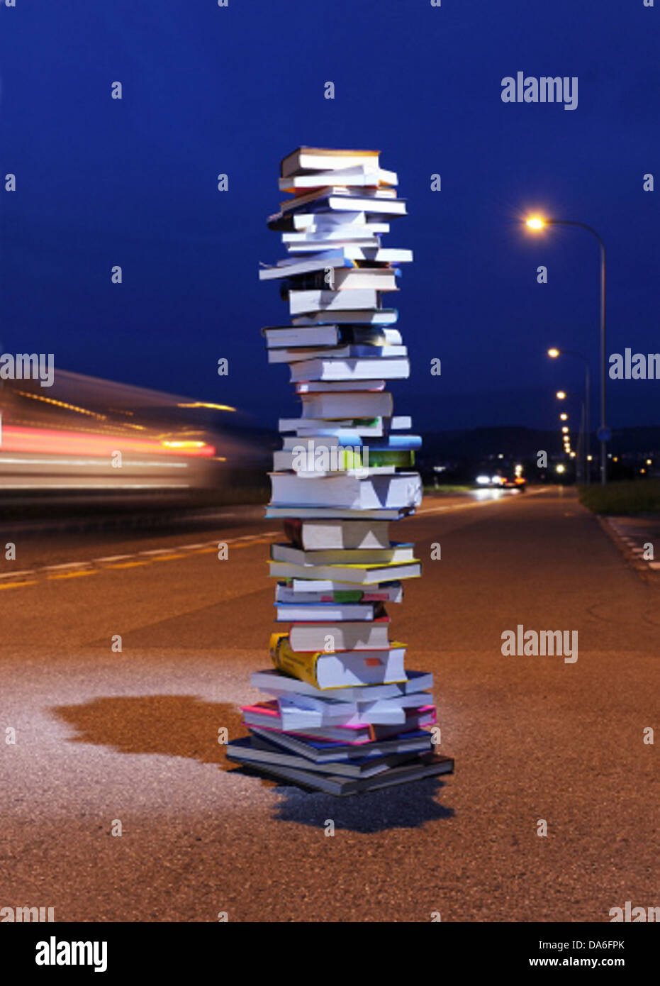 Weiterbildung, Buch, Bücher, Haufen, Straße, Verkehr, nachts, Papier, Bildung, Konzepte, nachts, lesen Stockfoto