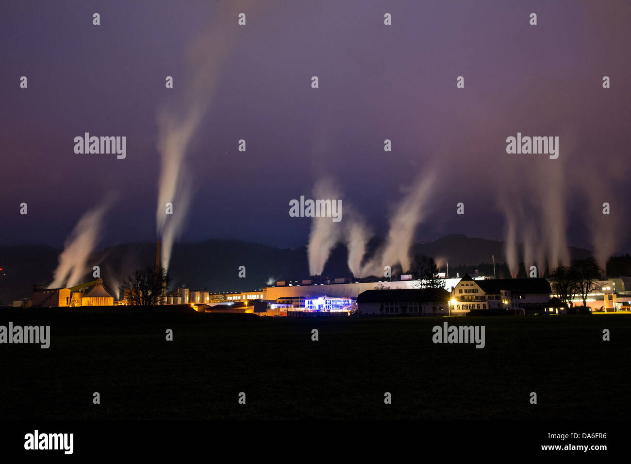 Fabrik, Rauch, Schornstein, Abgase, Produktion, in der Nacht, Licht, Papierfabrik, Ökologie, CO2, Industrie Stockfoto