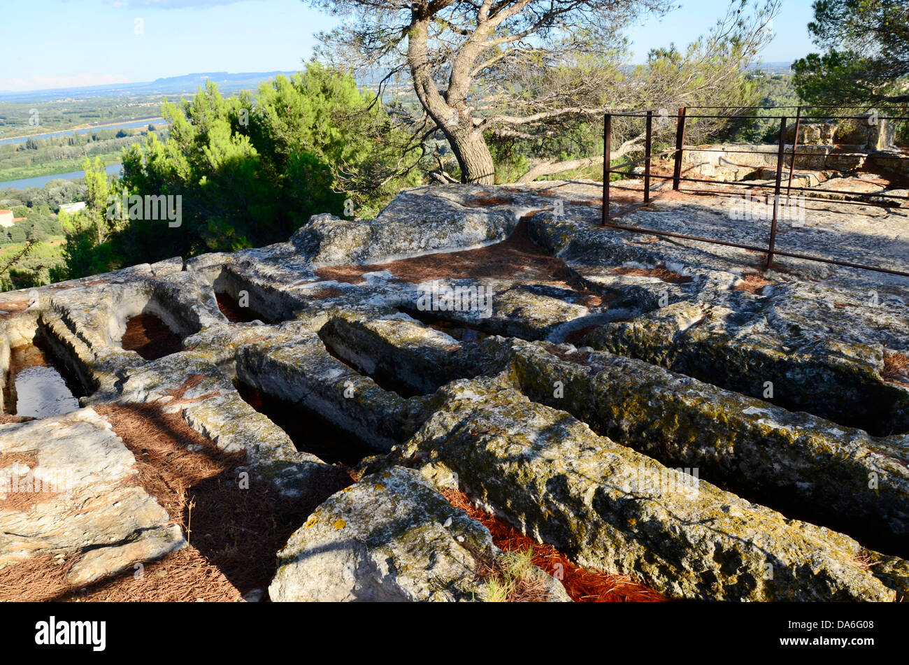 Die Höhle Kloster St. Roman in der Nähe von Beaucaire umfasst neben einer Kapelle, Kreuzgang, Terrasse, eine große Anzahl von Gräbern. Stockfoto