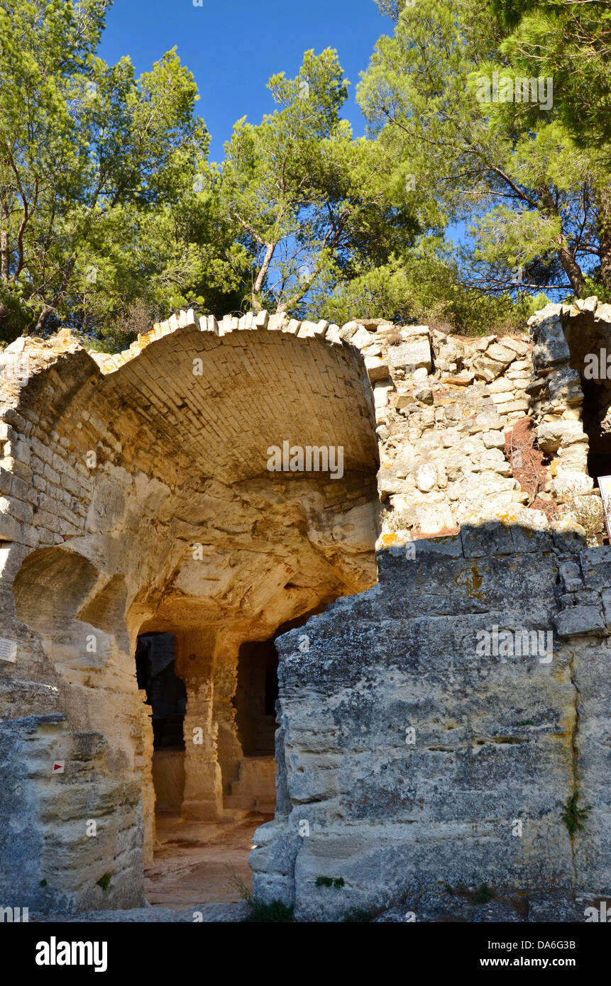 Die Höhle-Kloster von St. Roman in der Nähe von Beaucaire umfasst eine Kapelle, Kreuzgang, Terrasse, Gräber Stockfoto