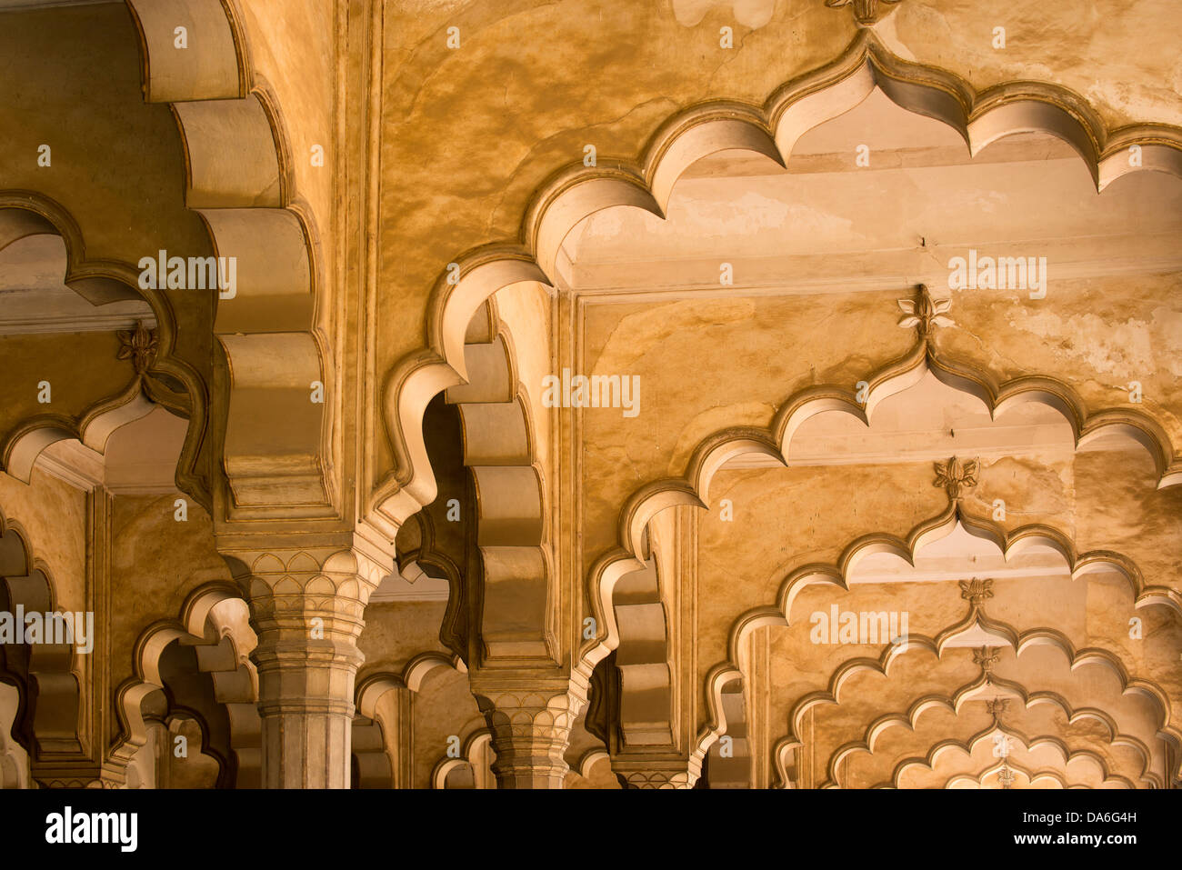 Bögen im Publikum Hall des Diwan-i-Aam, Rotes Fort Stockfoto