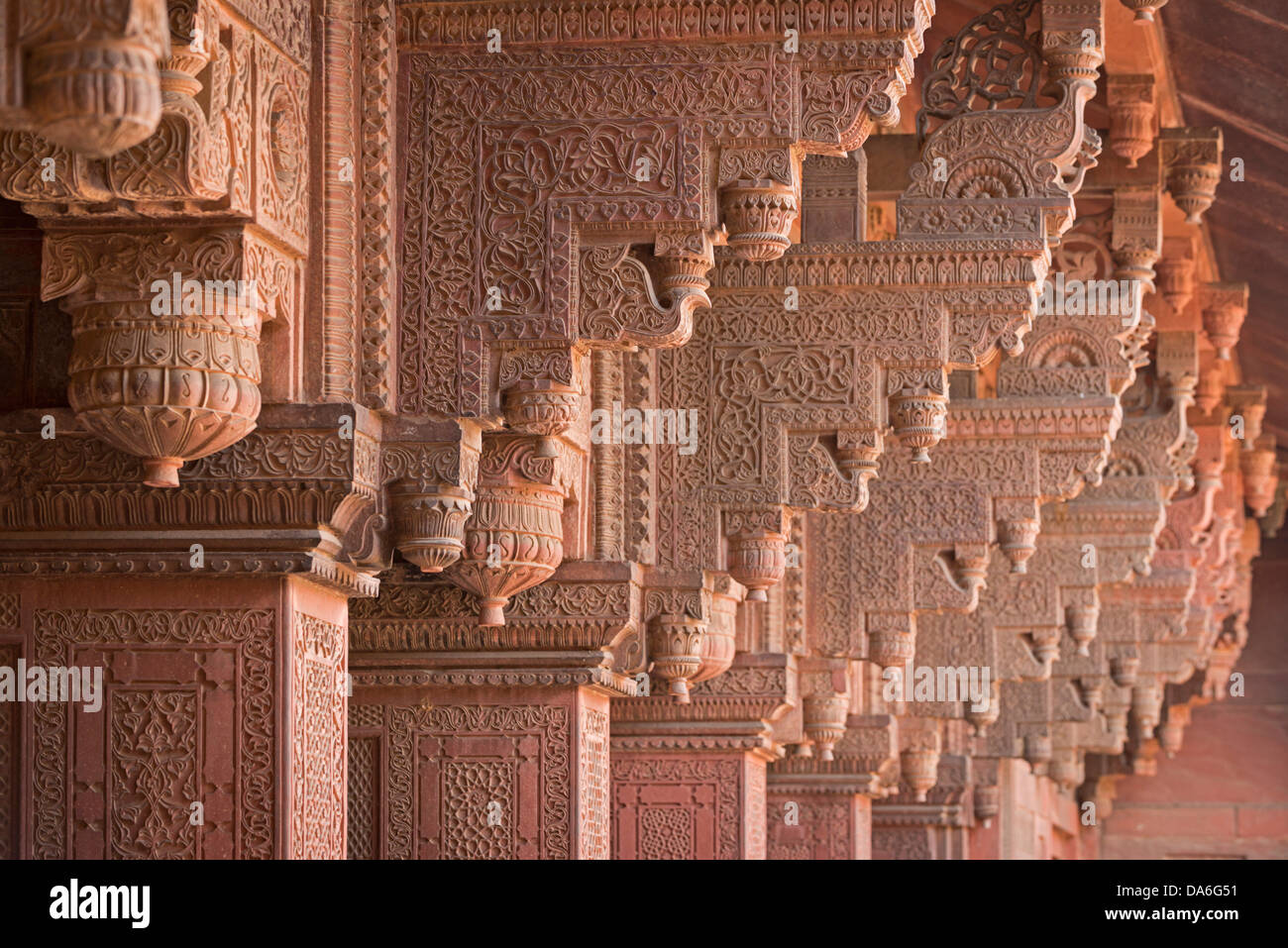Dekorative Elemente auf Sandsteinsäulen, Red Fort geschnitzt Stockfoto