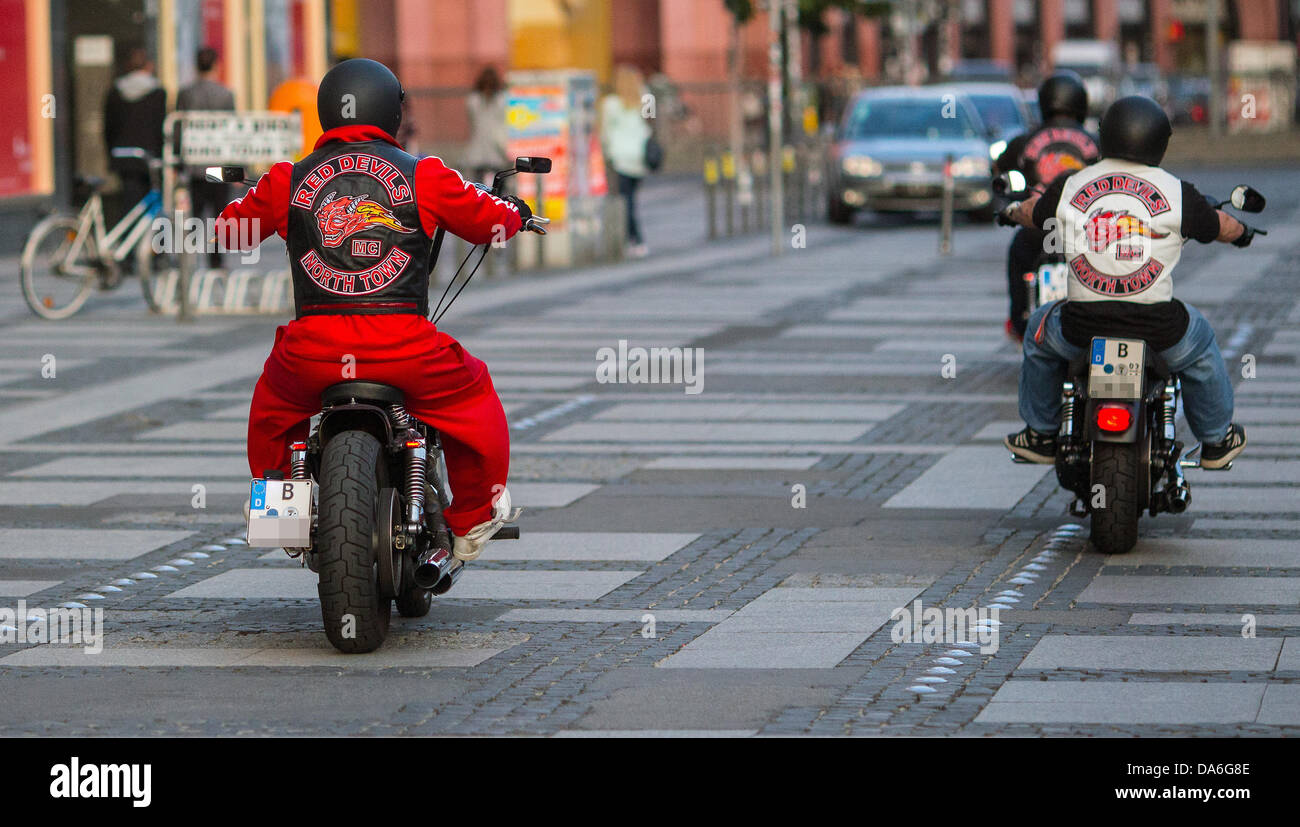 Biker Biker Club "Red Devils" fahren ihren Motorrädern am Alexanderplatz in Berlin, Deutschland, 2. Juli 2013. Die "Red Devils" gelten als Unterstützer der Biker-Gang "Hells Angels". Foto: HANNIBAL/dpa Stockfoto