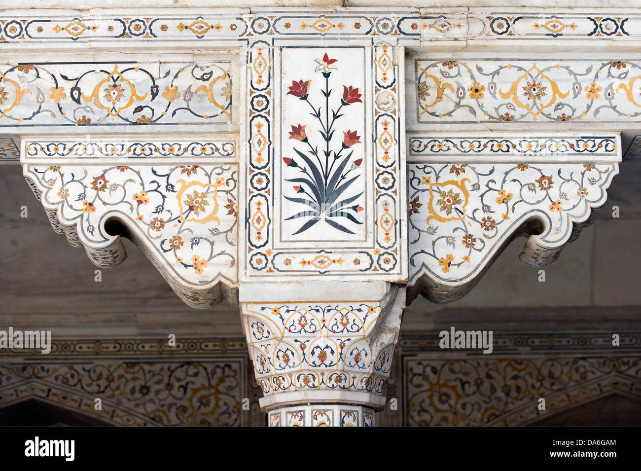 Florale Motive, farbige Stein und Glas inlays, Pietra Dura, Rotes Fort Stockfoto