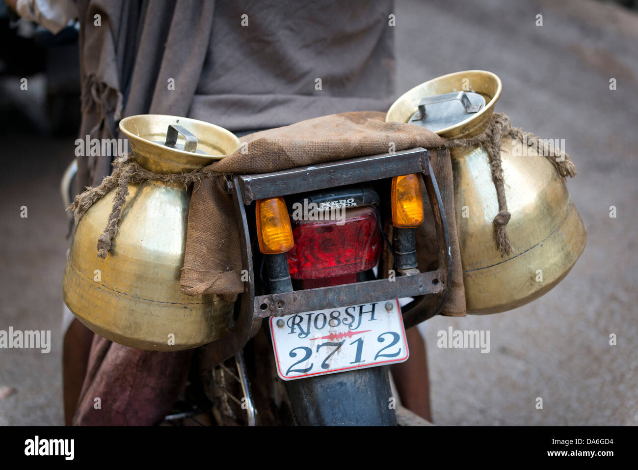 Transportbehälter für Milch auf einem Motorrad Stockfoto