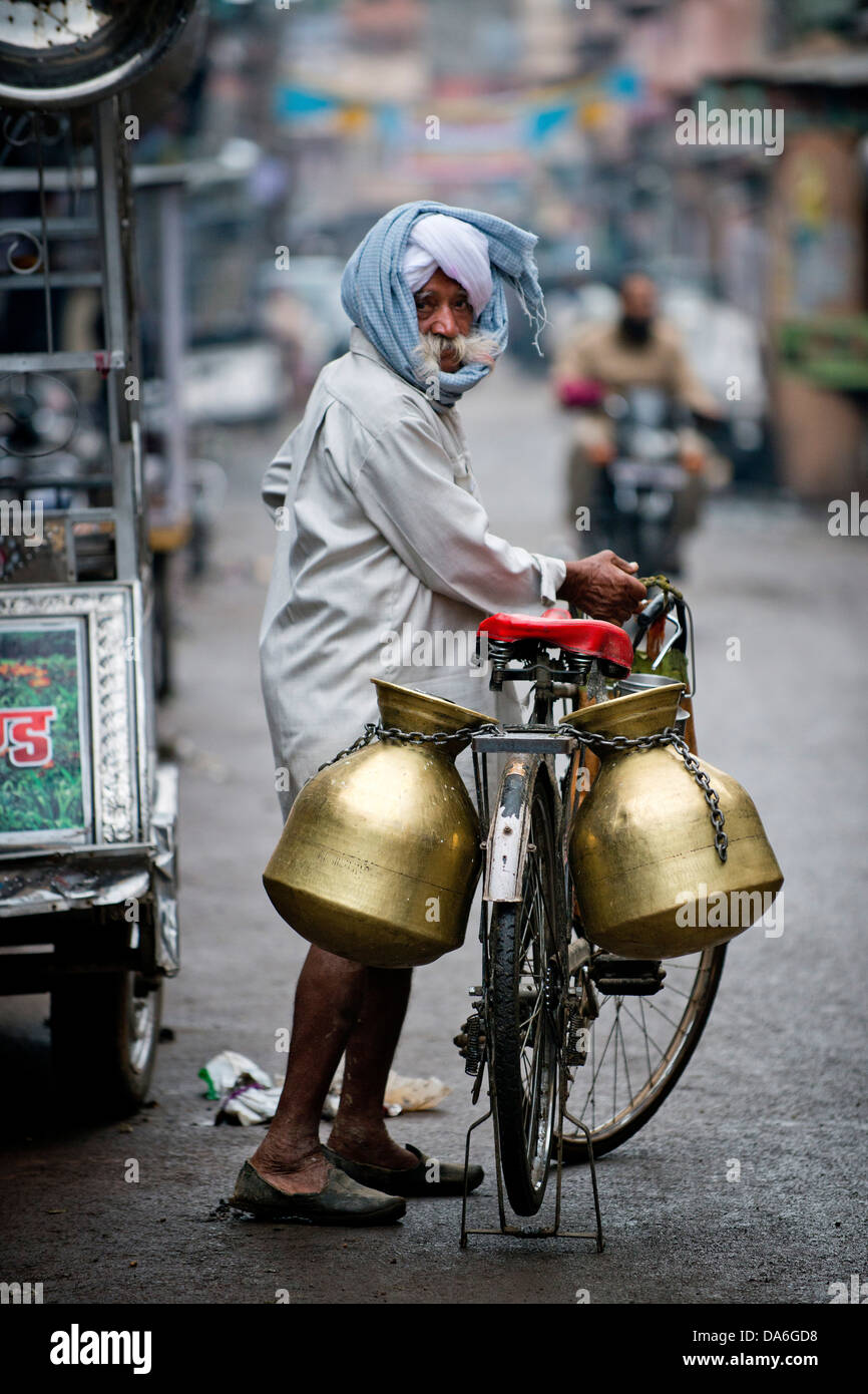 Milch-Verkäufer mit einem Turban und ein Fahrrad Stockfoto