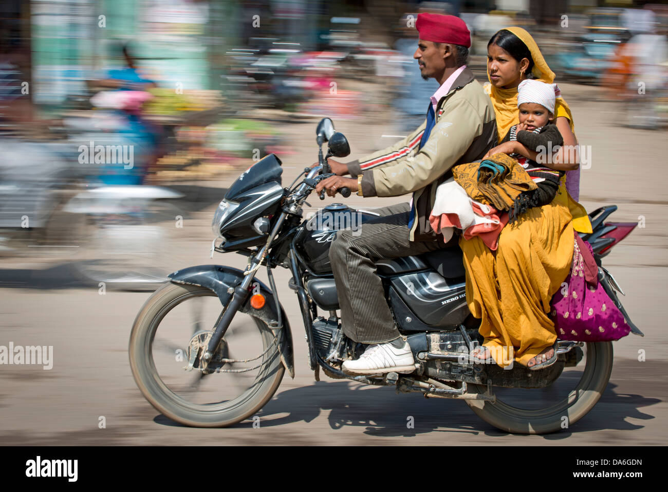 Indische Familie reisen auf einem Motorrad Stockfoto