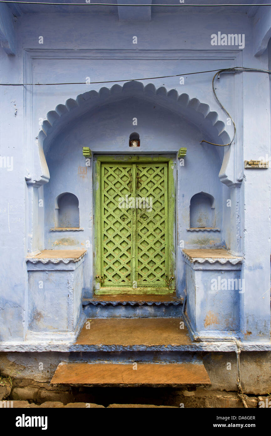 Blau bemalten Hausfassade mit einer grünen Tür Stockfoto