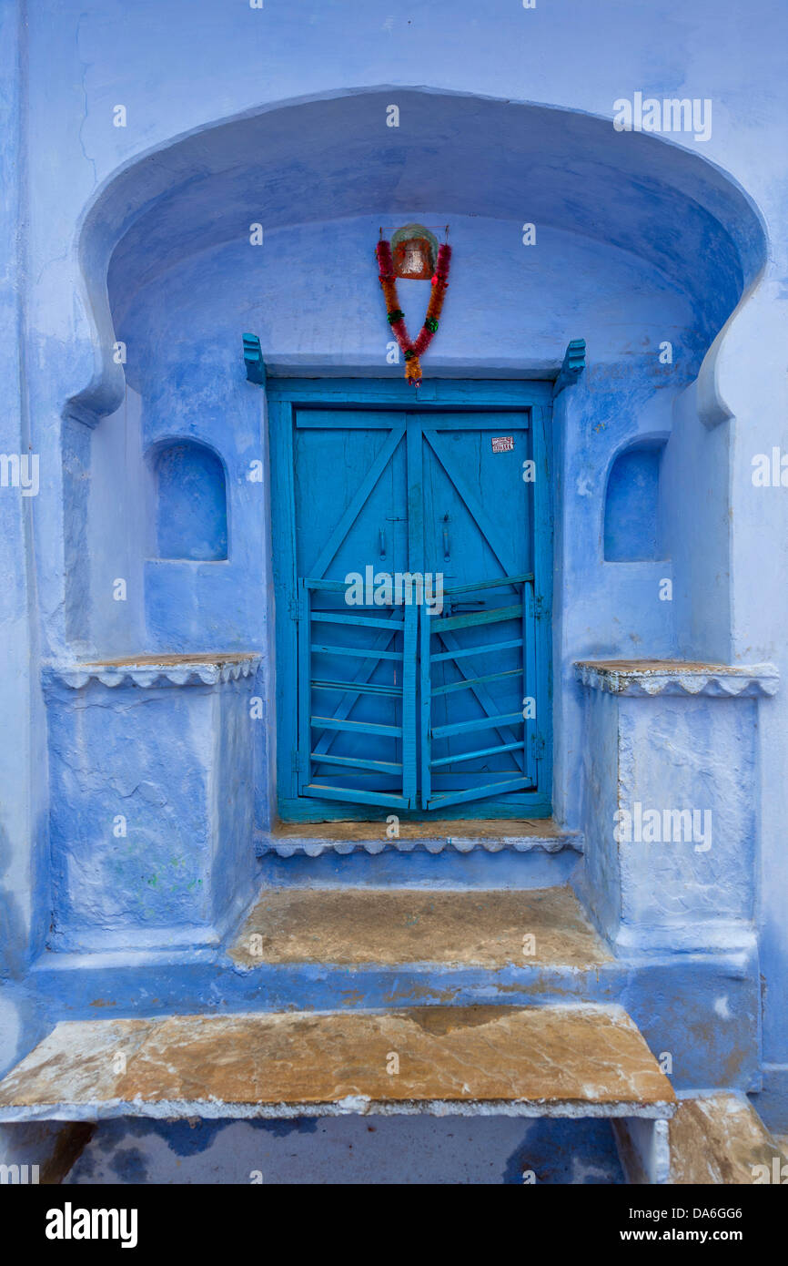 Blau bemalten Hausfassade, Eingang Stockfoto