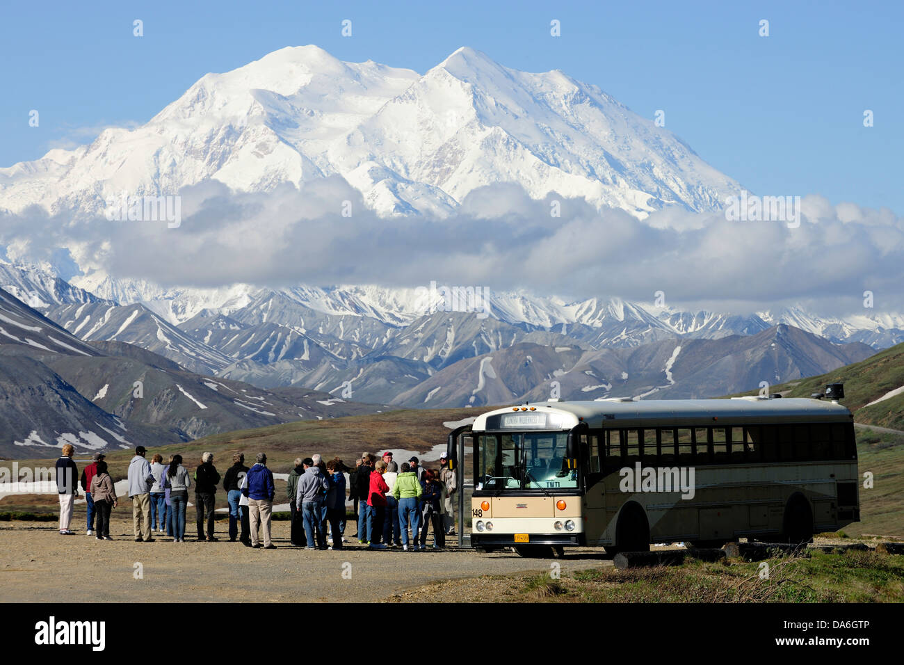 Der Wildnis-Tour-Bus von der Denali Nationalpark und Reservat hält an der Stony Hill Aussichtspunkt mit Blick auf Stockfoto
