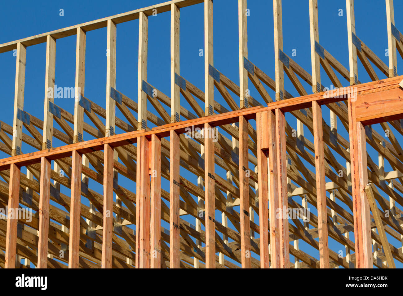 Ein Holzrahmen Gebäude im Bau gegen klaren blauen Himmel. Stockfoto