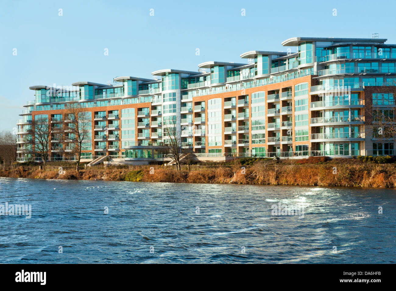Modernes Waterfront Apartments. River Crescent, ein Apartment Block am Ufer des Flusses Trent in Nottingham, England, Großbritannien gebaut Stockfoto