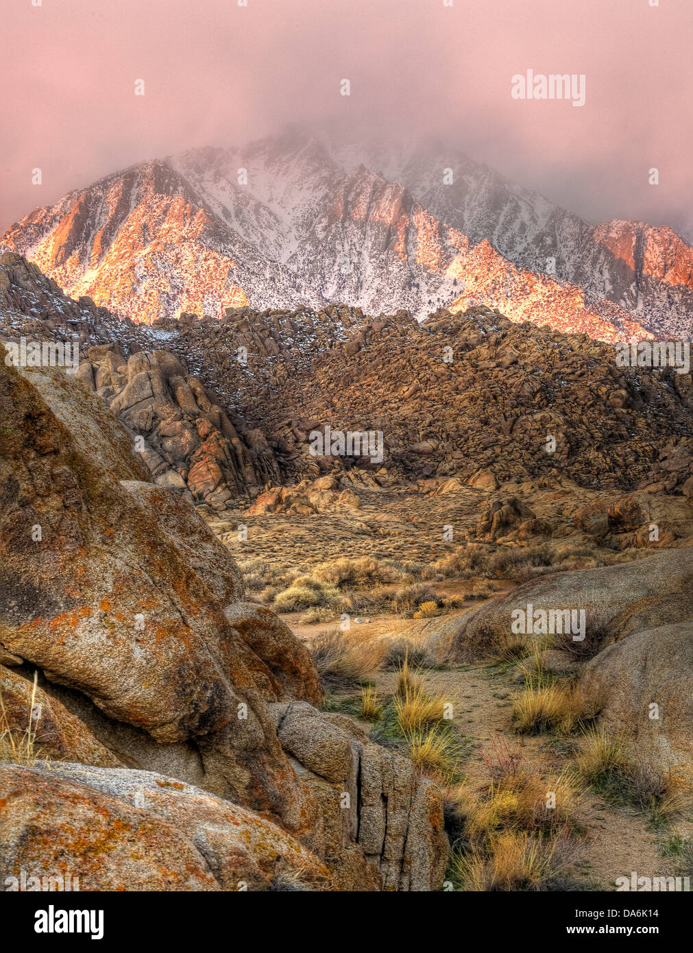 USA, USA, Amerika, Kalifornien, Lone Pine, Alabama Hills, felsigen Bildung, Berge, Felsen, Landschaft, Boulder, Sonnenuntergang Stockfoto