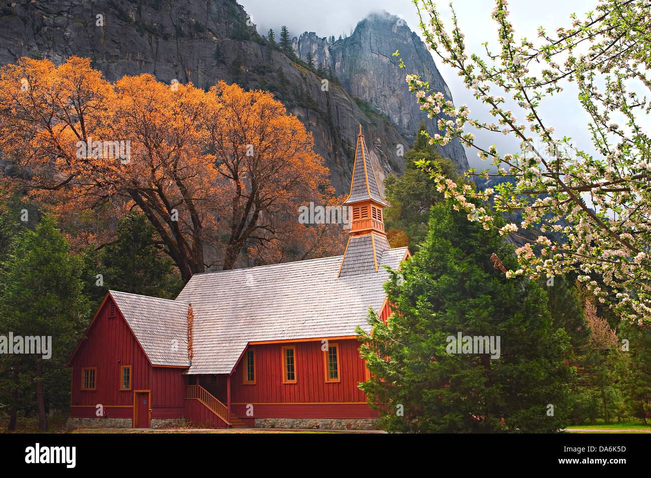 USA, USA, Amerika, Kalifornien, rote Kirche, Kirche, Bäume, Herbst, Herbst, Berg, Landschaft, Stockfoto