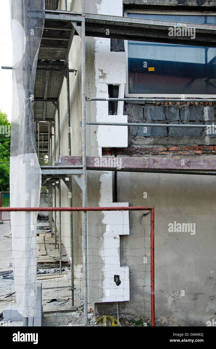 Foto des Gebäudes wird mit Styropor isoliert Stockfoto