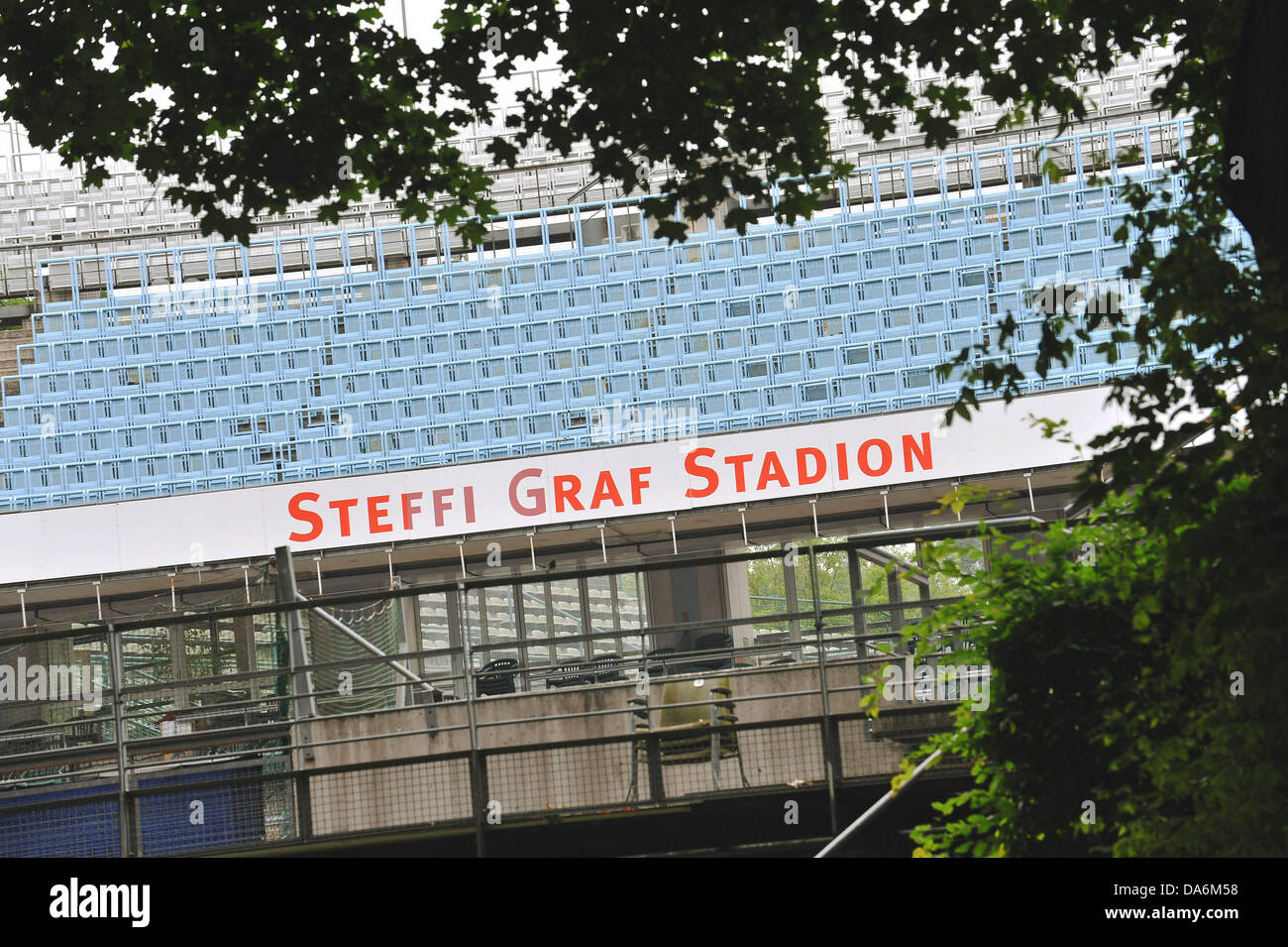 "Steffi Graf Stadion" liest die Zeichen auf dem Stand des Tennis-Stadion auf dem Gelände Lawn-Tennis-Turner-Clubs (LTTC) Rot-Weiß-Berlin, Heimat der Tennisspielerin Sabine Lisicki in Berlin, Deutschland, 6. Juli 2013. 6. Juli 2013 spielt Lisicki im Wimbledon-Finale. Foto: PAUL ZINKEN Stockfoto