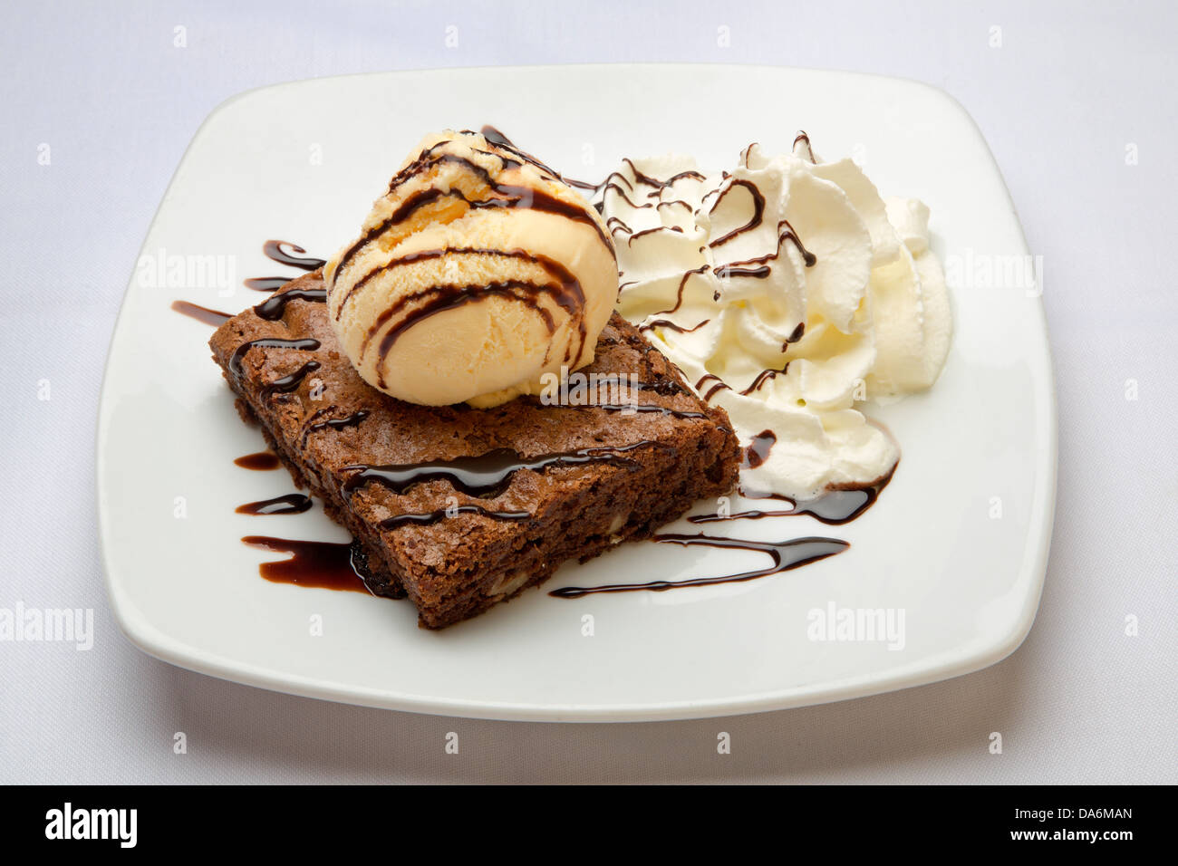 Dessert-Brownie mit Vanille-Eis Stockfoto