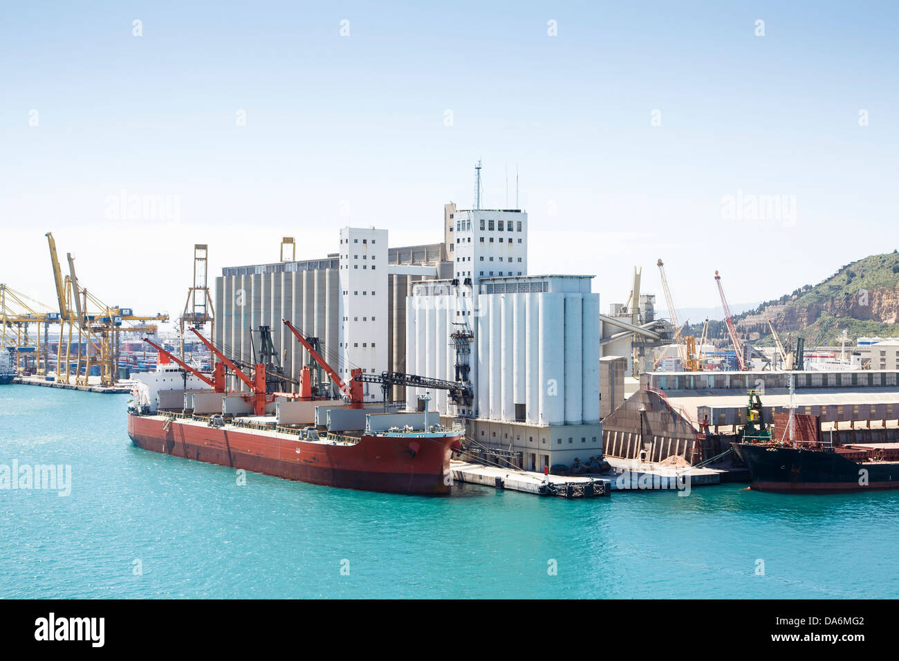 Große alte Frachter an einem industriellen Schifffahrt Hafen in Barcelona, Spanien Stockfoto