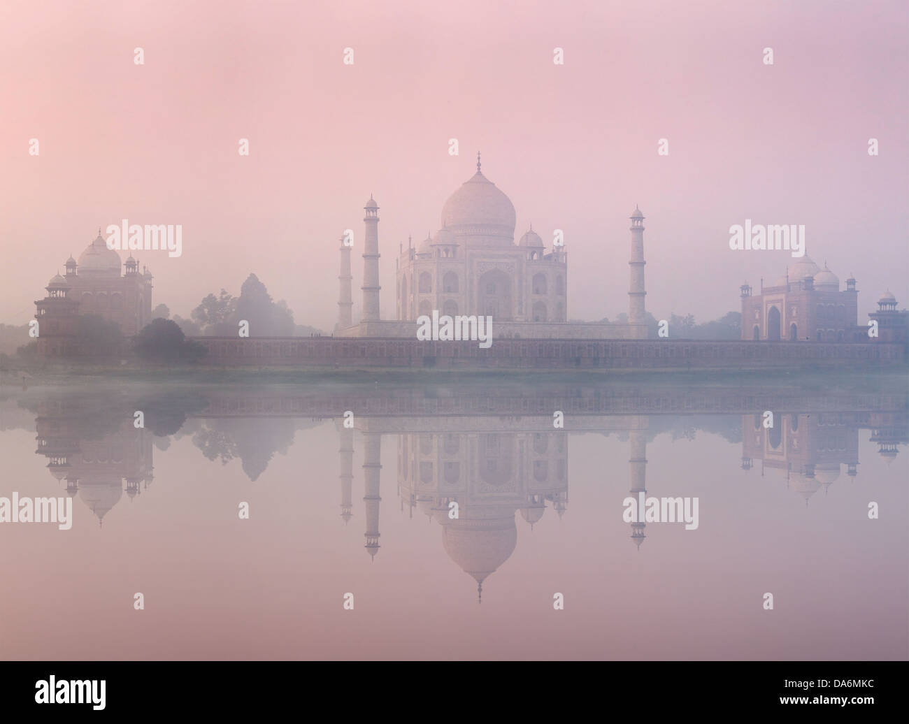 Taj Mahal auf Sonnenaufgang Sonnenuntergang Spiegelung im Yamuna Fluß Panorama im Nebel, indischen Symbol - Indien Reisen Hintergrund. Agra, Indien Stockfoto