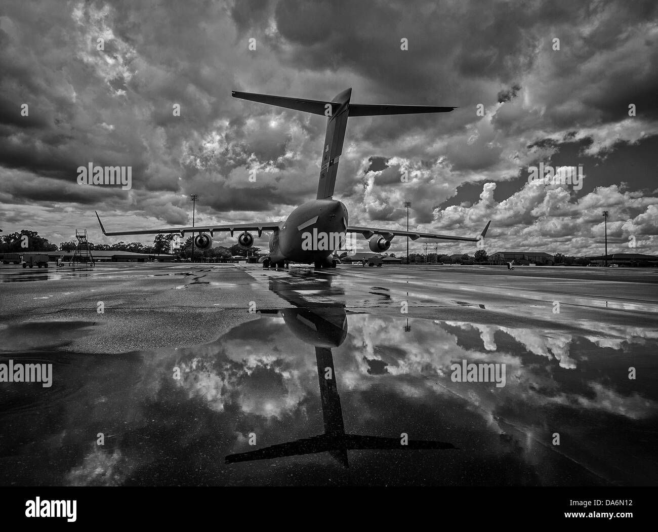 Flugzeuge Flugzeug Jet militärische Luftwaffe Himmel Wolken Stockfoto