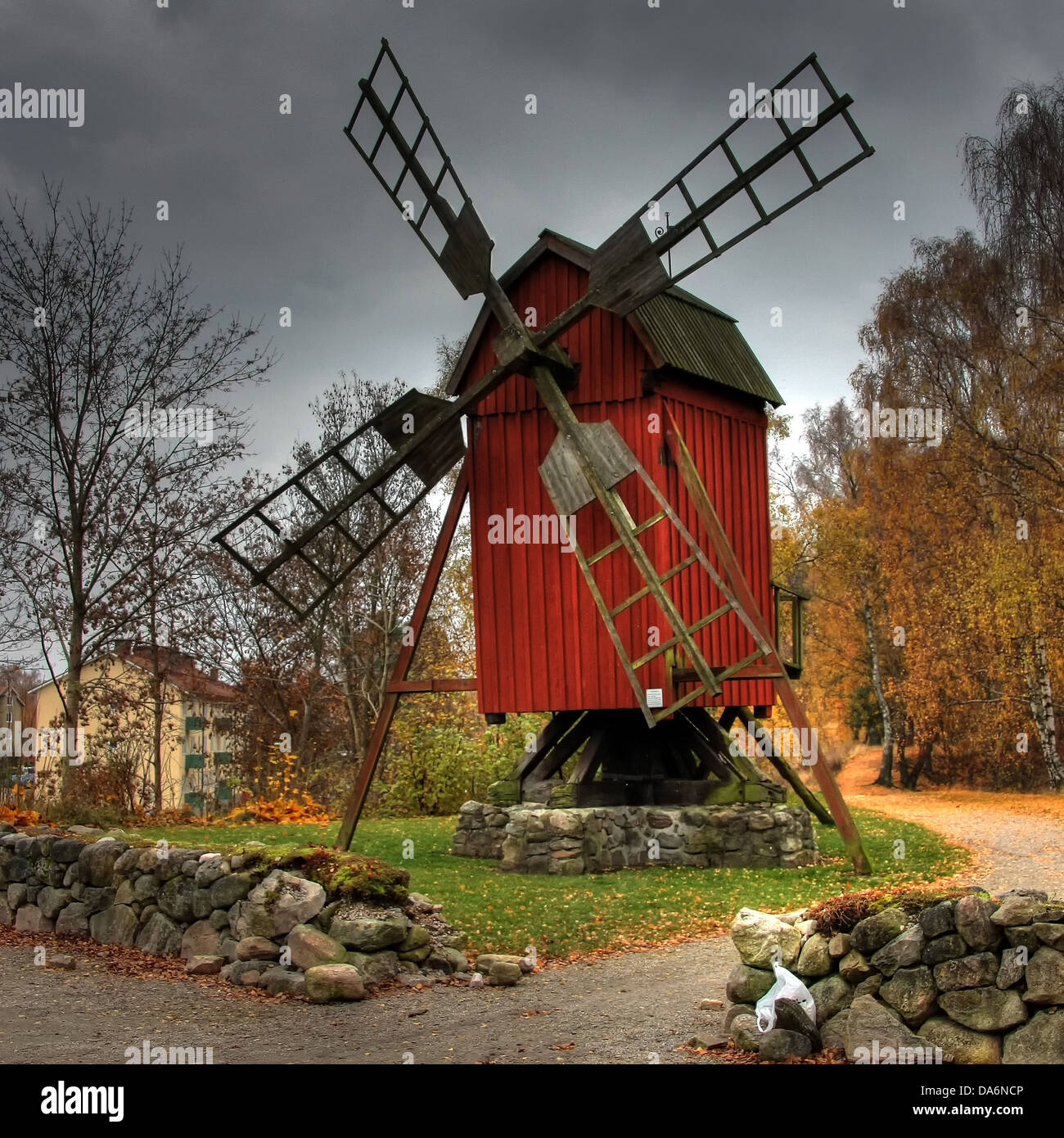 Eine Windmühle in Hässleholm, Schweden, die während der Herbstsaison in HDR aufgenommen wurde. Die Szene wird von farbenfrohen Herbstlaub eingerahmt, das die natürliche Schönheit der schwedischen Landschaft im Herbst zeigt. Stockfoto