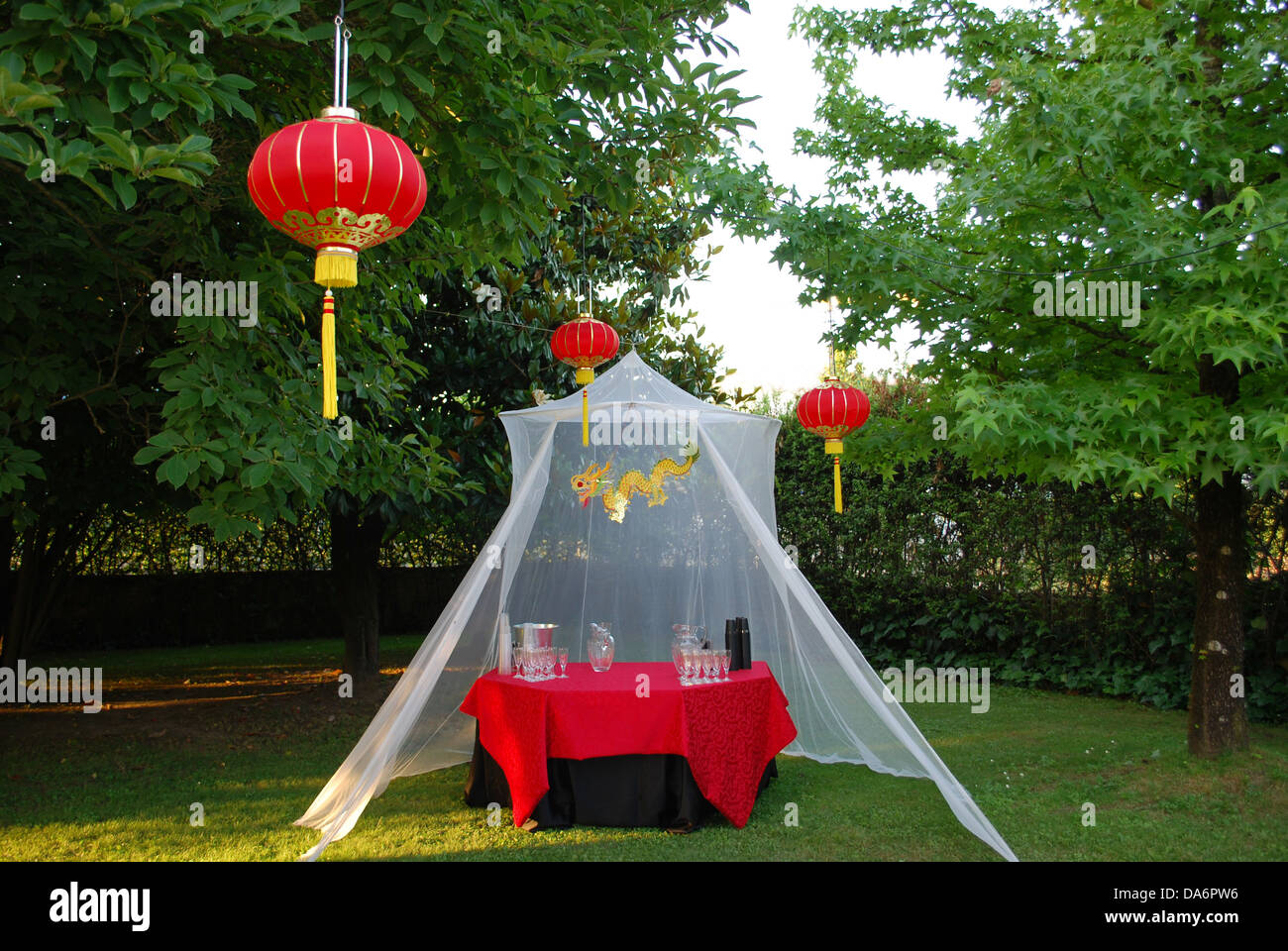 Weißer Pavillon und rote chinesische Laterne im park Stockfoto