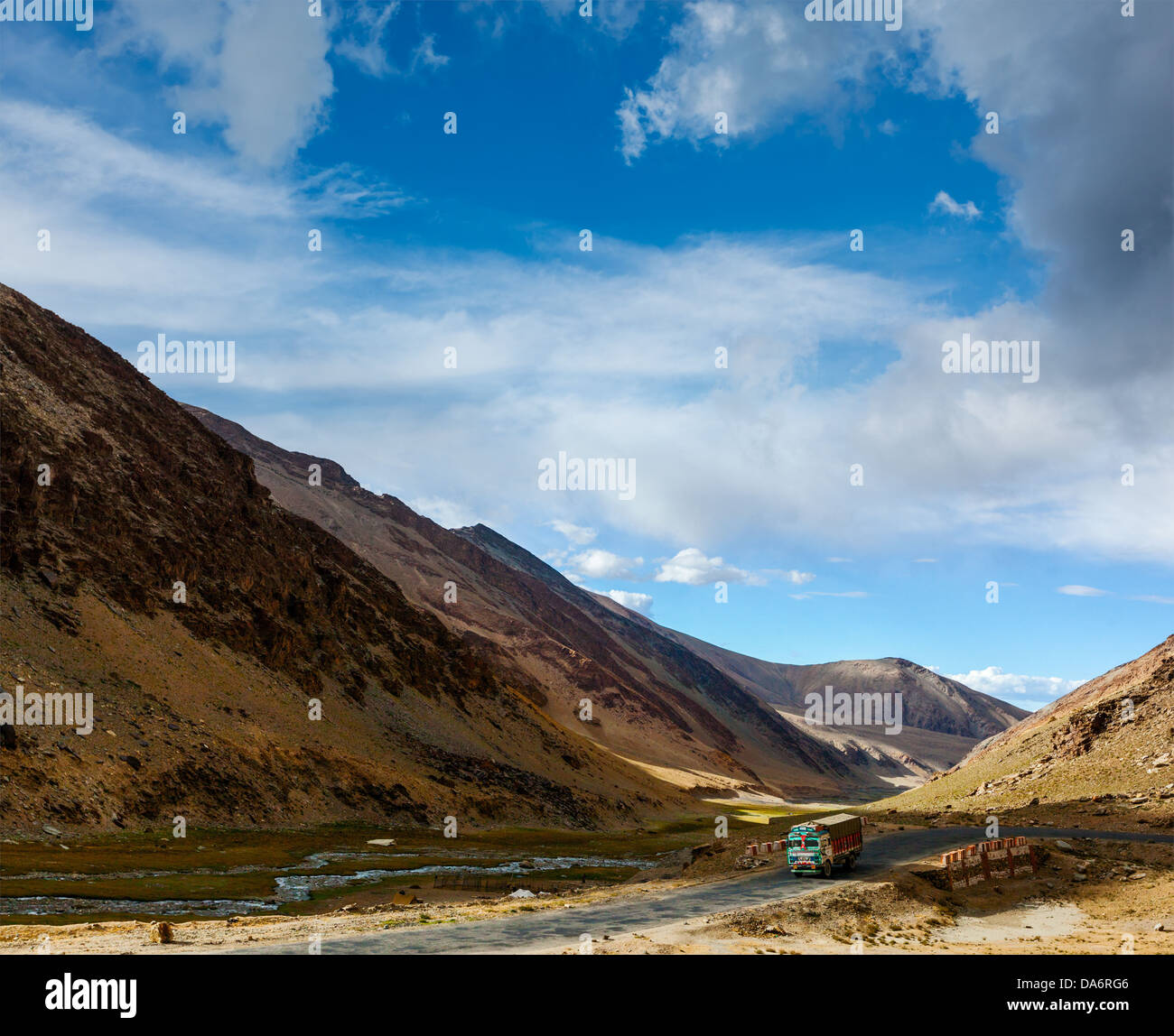 Indische Lkw unterwegs Manali-Leh. Ladakh, Indien Stockfoto