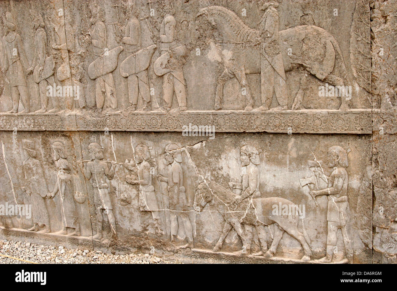 Bas-Reliefs an den Wänden der Apadana Palast und Treppe, Persepolis, Zentraliran Stockfoto