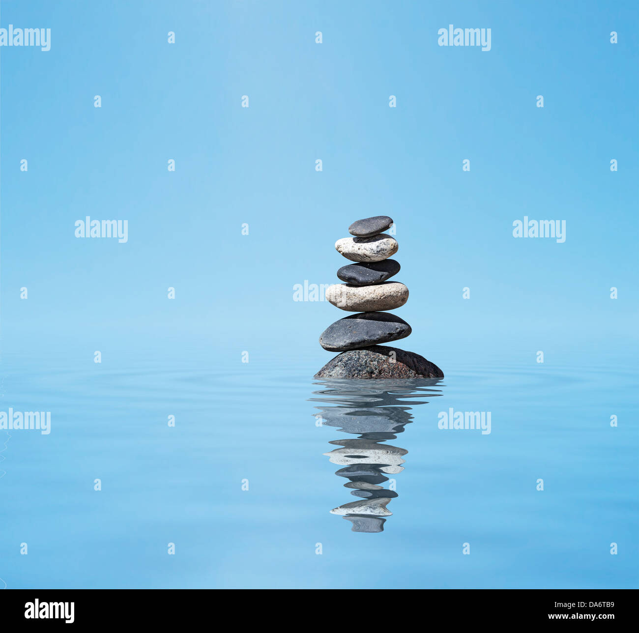 Zen Meditation Hintergrund - ausgewogene Steinen Stack in Wasser mit Reflexion Stockfoto