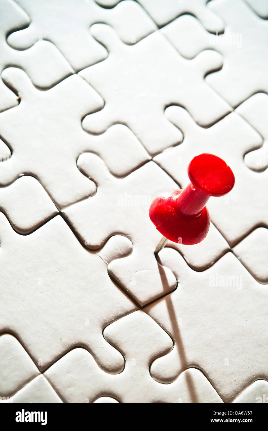 roten Stift auf ein leeres puzzle Stockfoto