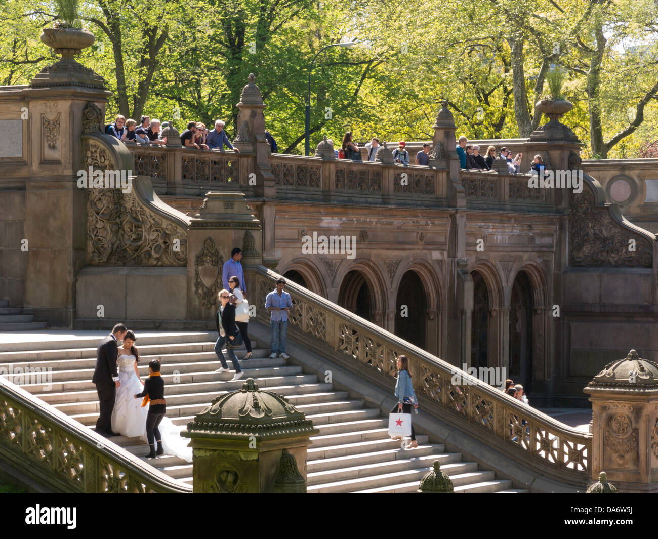 Hochzeit Fotograf Location Shooting mit Braut und Bräutigam, Bethesda Terrasse, Central Park, New York Stockfoto