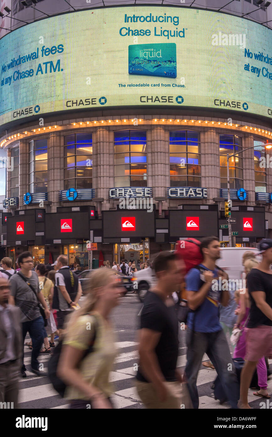 Werbung für JPMorgan Chase Bank auf eine Niederlassung auf dem Times Square in New York auf Montag, 1. Juli 2013. (© Richard B. Levine) Stockfoto