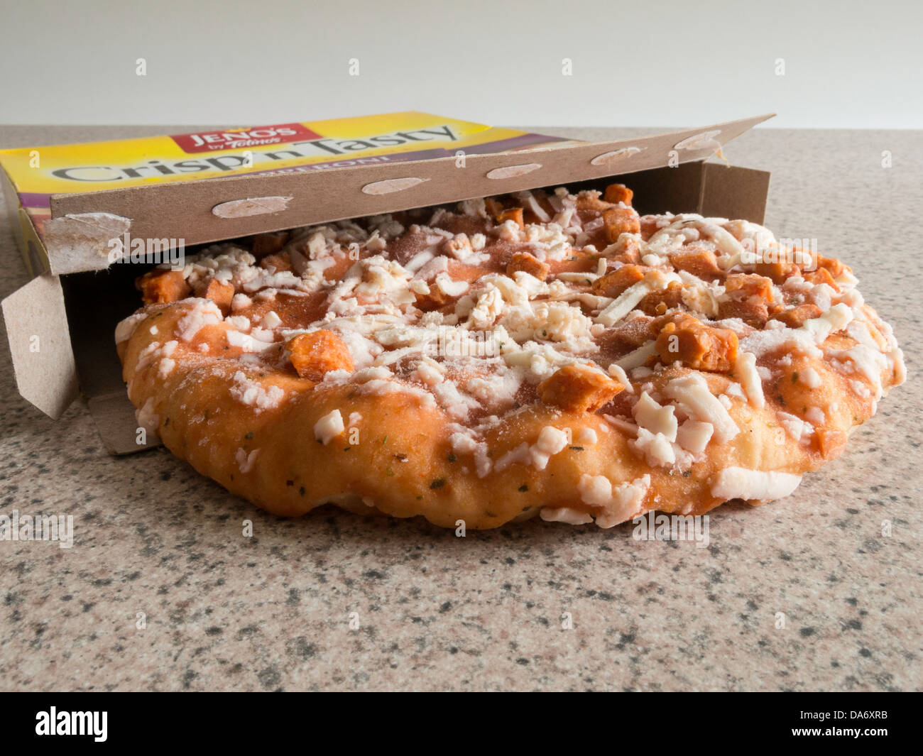 Jenos "Knackig 'n lecker" Tiefkühlpizza in Box Stockfoto