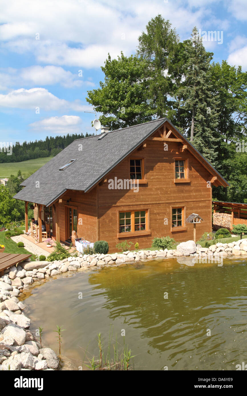 Moderne Holzhaus im Garten mit Teich Stockfoto