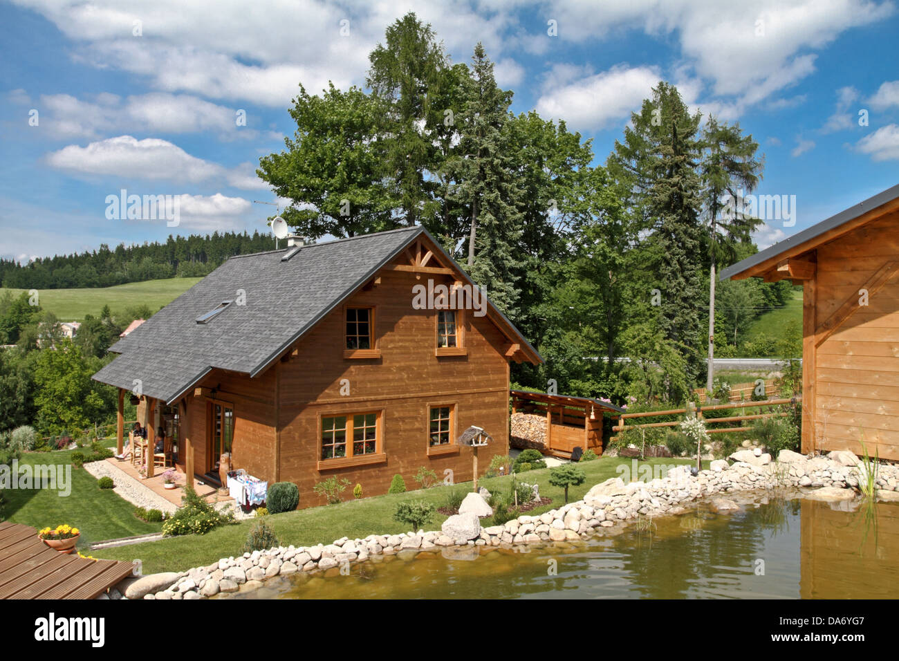 Moderne Holzhaus im Garten Stockfoto