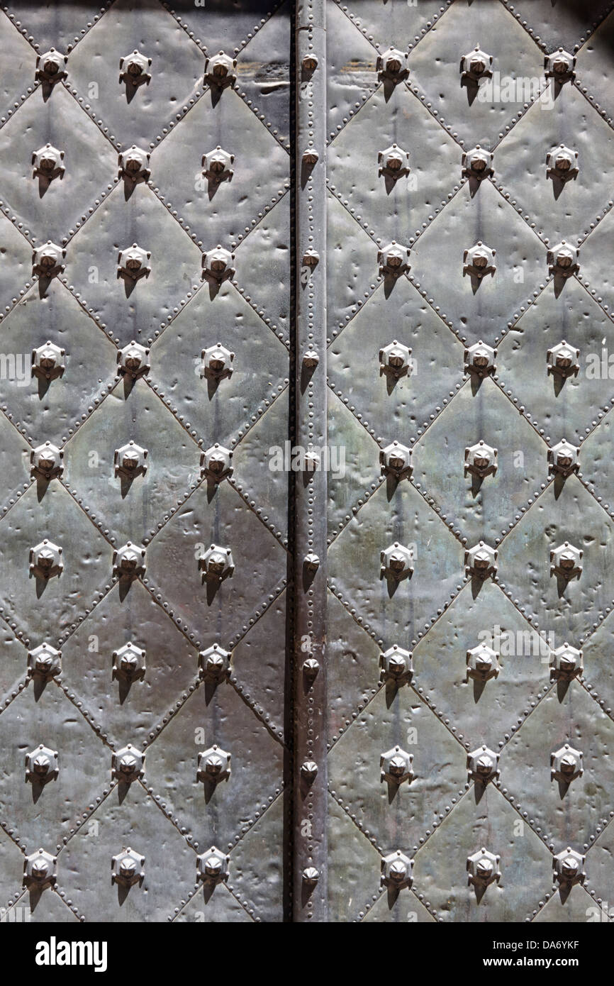 Studded verstärkte Türen der Kathedrale von Tarragona Katalonien Spanien Stockfoto