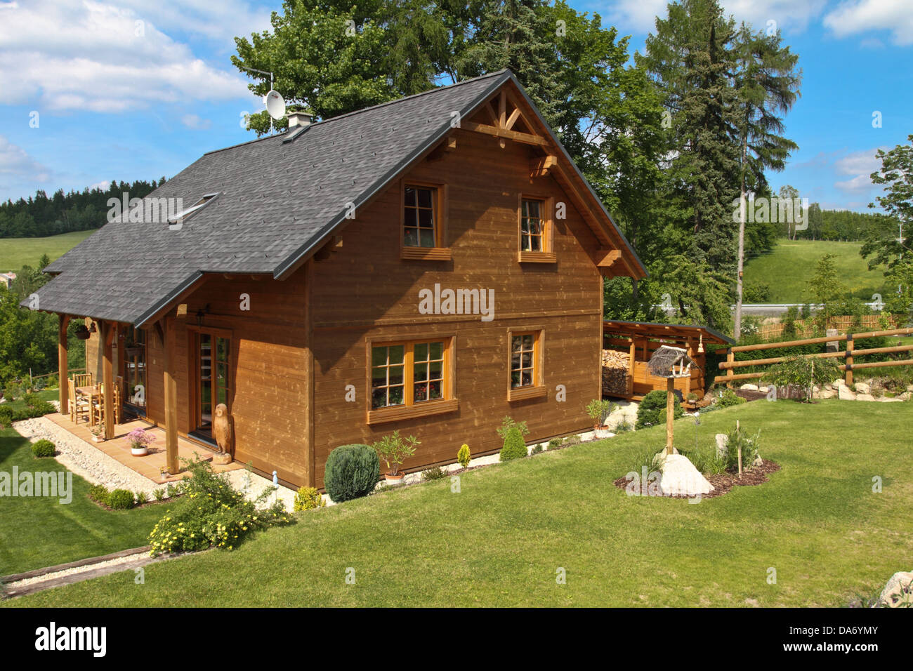 Moderne Holzhaus im Garten Stockfoto
