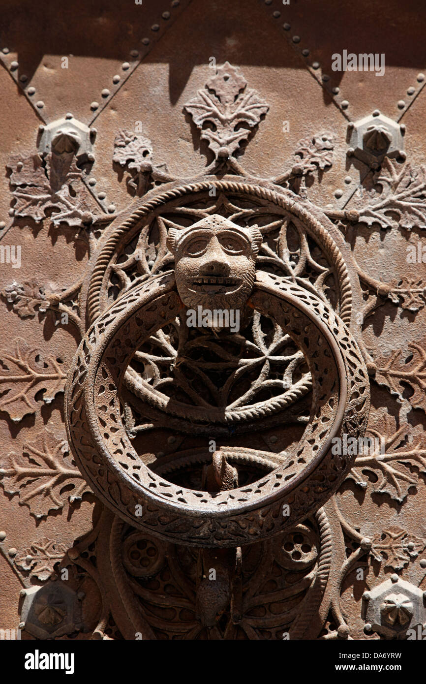 verrostete Metalltür Klopfer Tarragona Kathedrale Katalonien Spanien Stockfoto