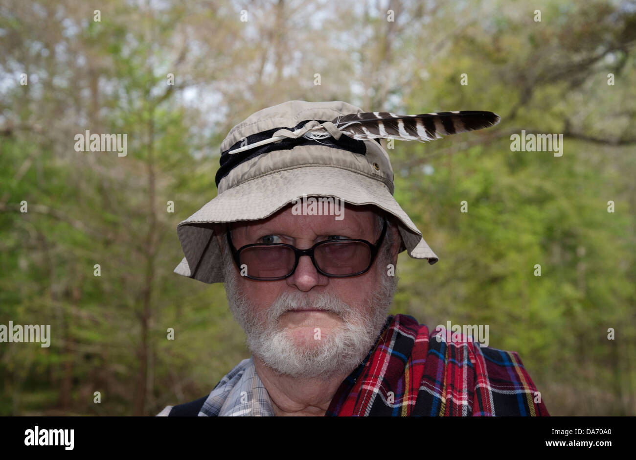 Mann mit Vogelfeder in seinen Hut bei Poe Springs in der Nähe von High Springs in Nord-Zentral-Florida. Stockfoto