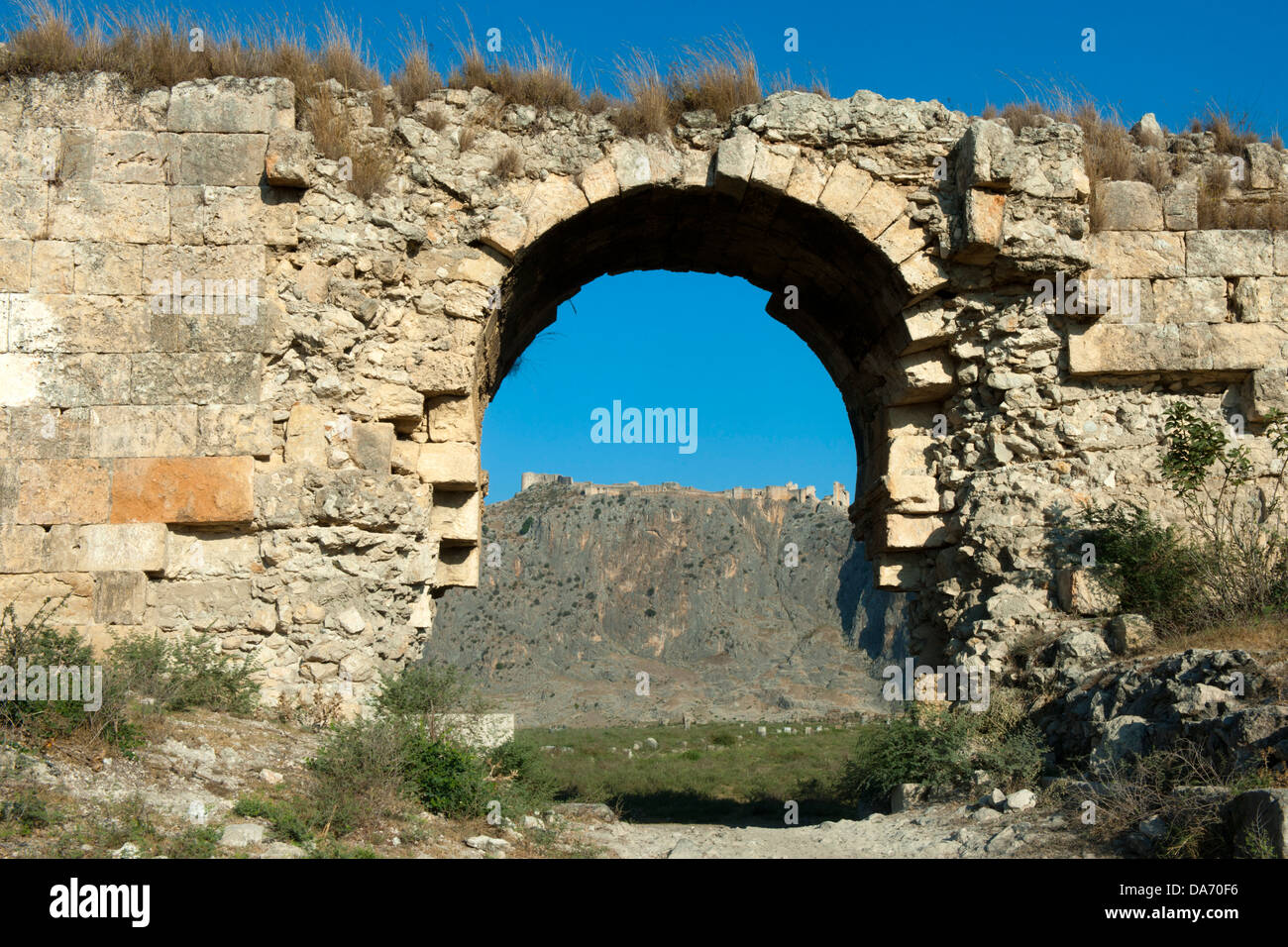 Ägypten, Provinz Osmaniye, Blick Über Die Ausgrabungen des antiken Anazarbos Auf Den Burgfelsen Mit Oberburg Stockfoto