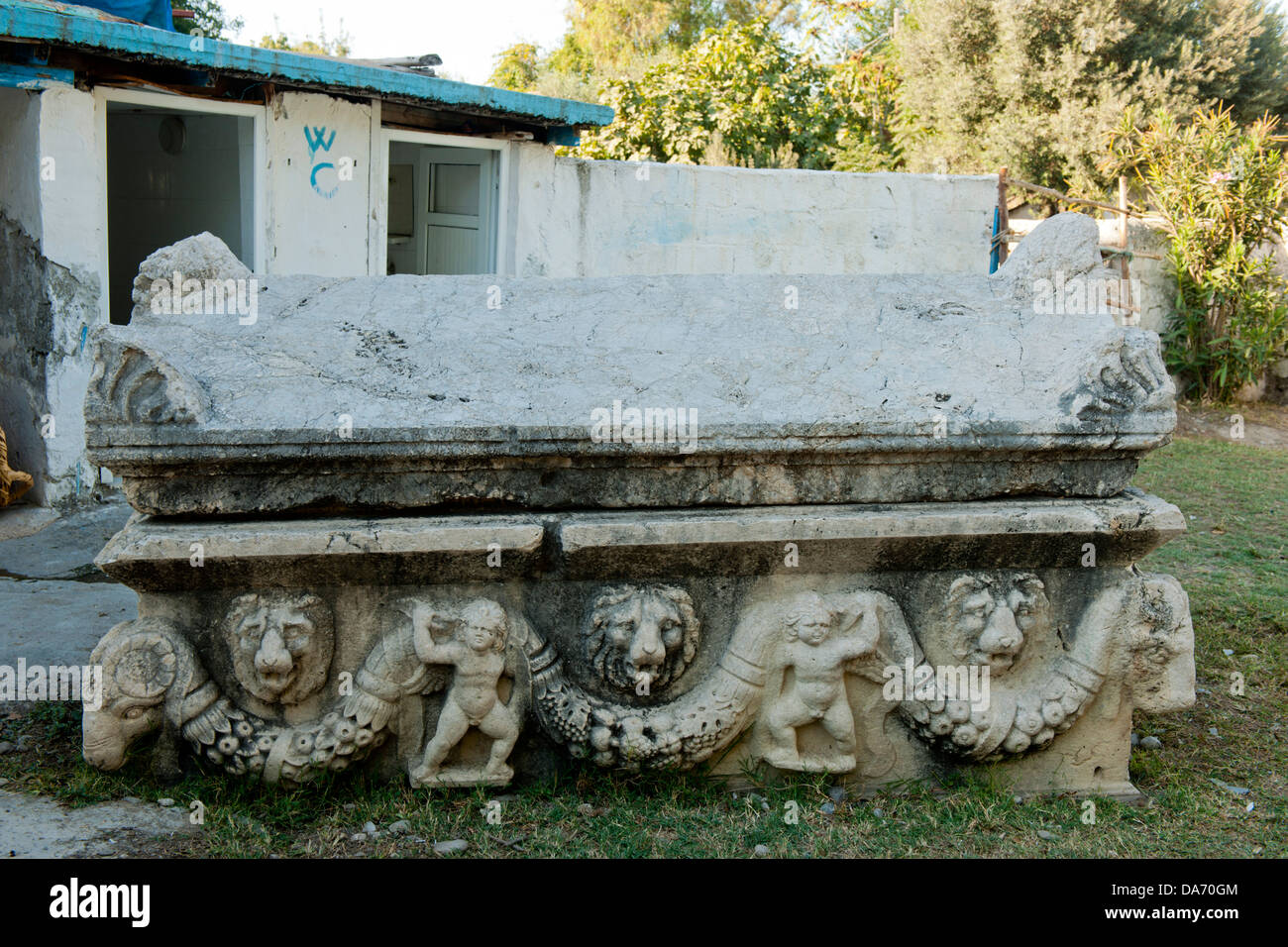 Türkei, Provinz Osmaniye, Sarkophag im Garten des Bekci im Dorf Dilekkaya vor der Stadtmauer des antiken Anazarbos Stockfoto