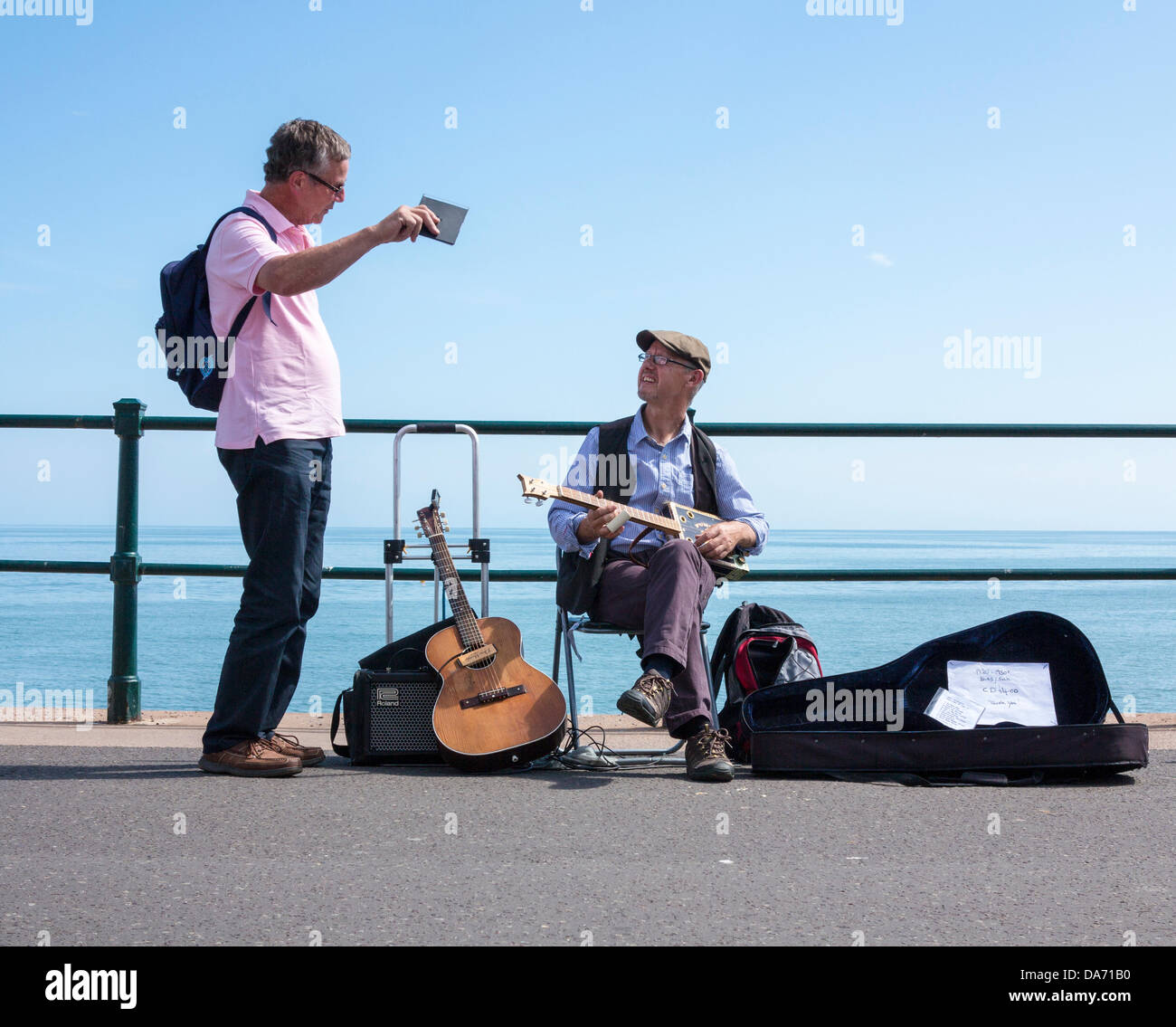 Sidmouth, Devon, UK. 5. Juli 2013.  Straßenmusikant in Sidmouth. Devon, England, genießen die Hitzewelle. Bildnachweis: Lightworks Medien/Alamy Live-Nachrichten Stockfoto