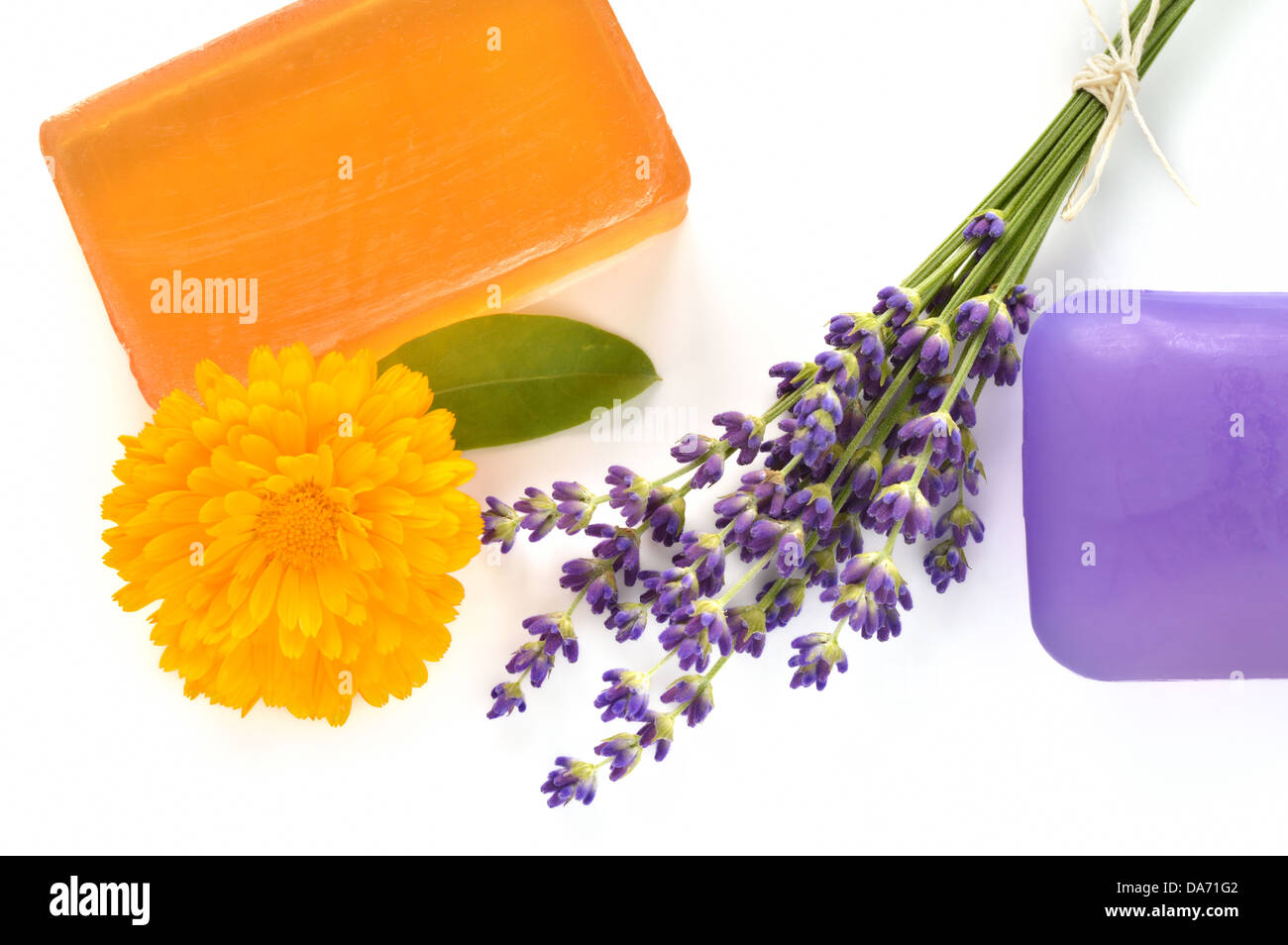 Handgemachte Glyzerin Seifen mit Blumen auf weißem Hintergrund. Natürliche Schönheitspflege - Lavendel und Ringelblume (Calendula Officinalis). Stockfoto