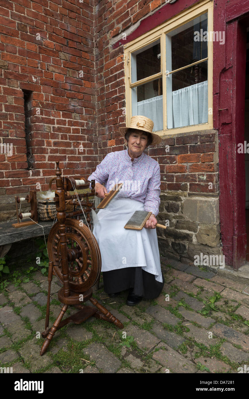 Acton Scott Historic working Farm. Viktorianische kostümierte Frau Hand kardierte wolle. Shropshire. England. Großbritannien Stockfoto