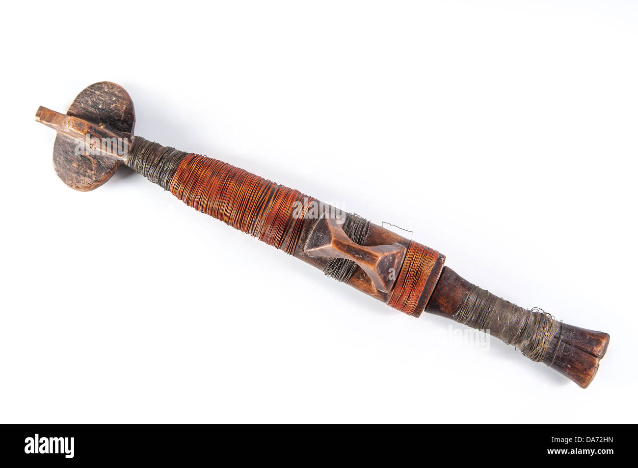 Mosambik traditionellen antiken Dolch mit einem Mantel, isoliert Stockfoto