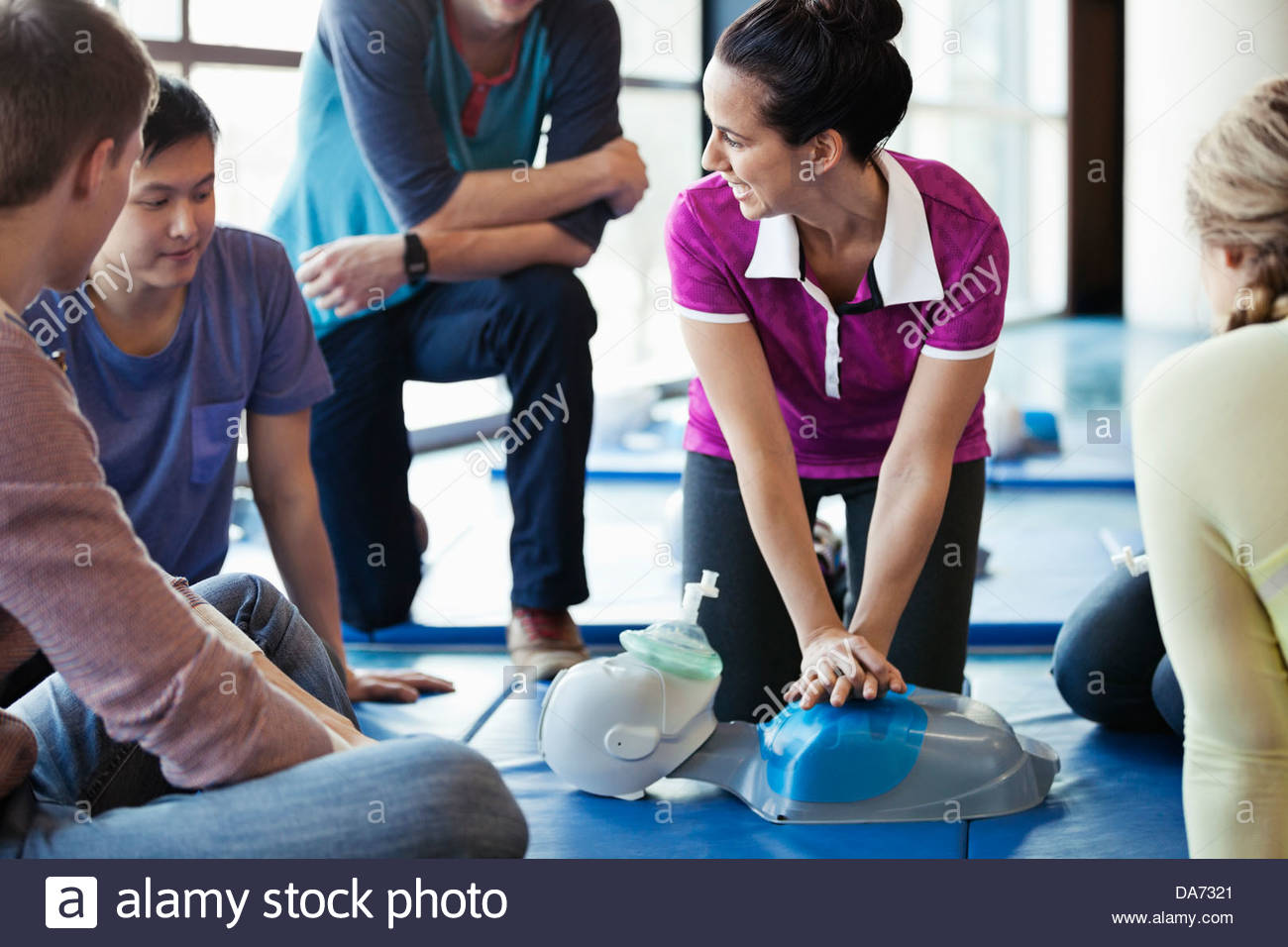 Lehrer unterrichten CPR-Klasse im Fitness-center Stockfoto
